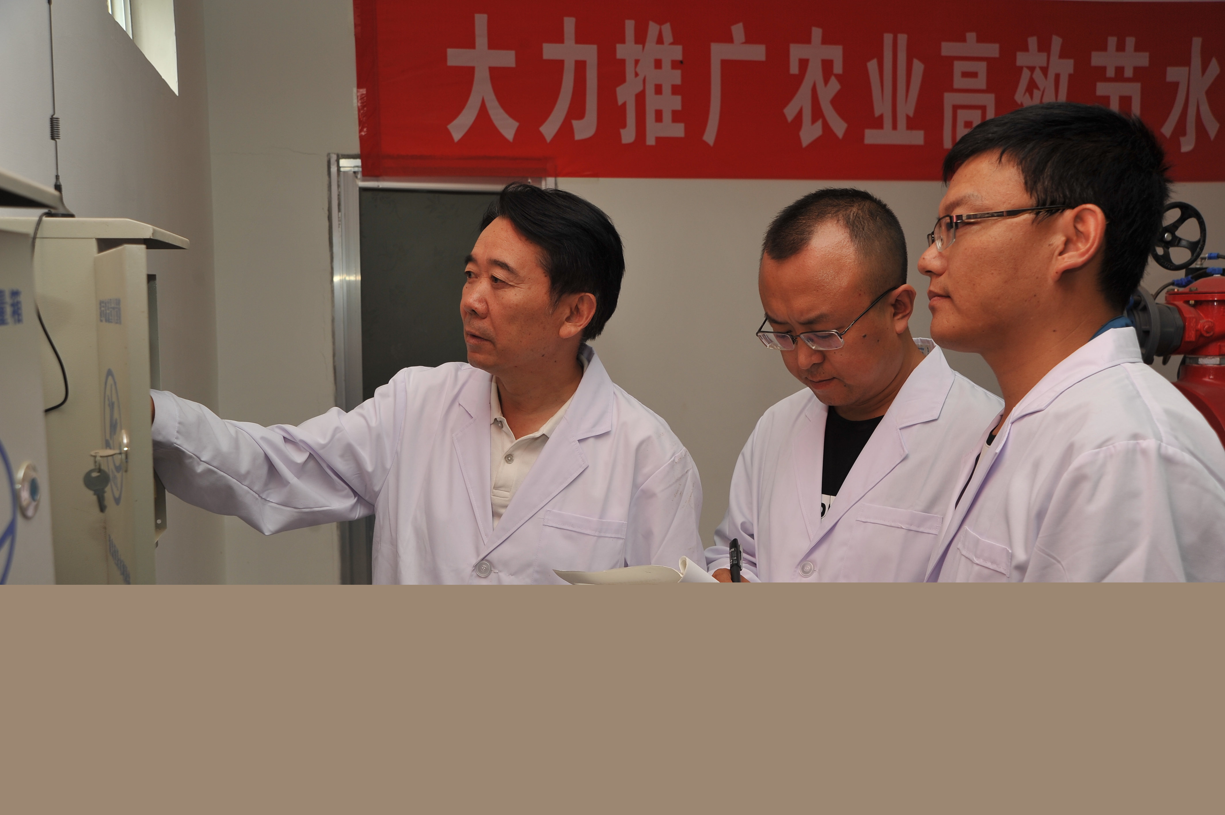 　　工作中的马忠明(左)　(受访者供图)